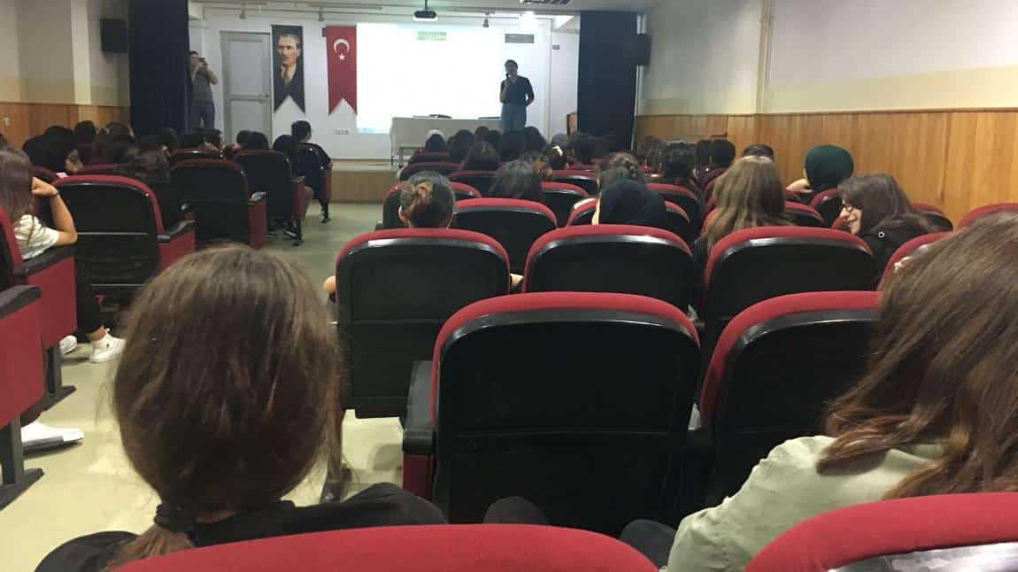 Fatih Kız Mesleki ve Teknik Anadolu Lisesi'nin tanıtımı için 8.Sınıf öğrencilerimize seminer verildi 