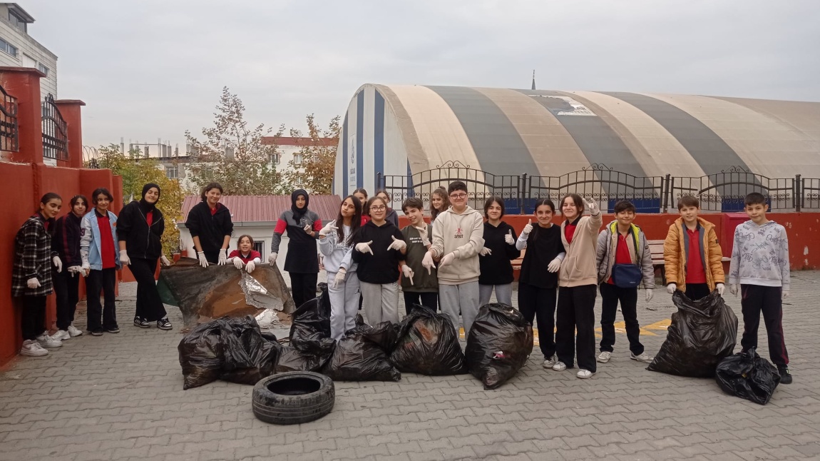 Çedes projesi kapsamında arka bahçeyi ve halısaha etrafını temizledik